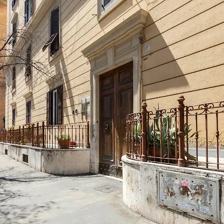 La Corte Pontificia 3* Roma